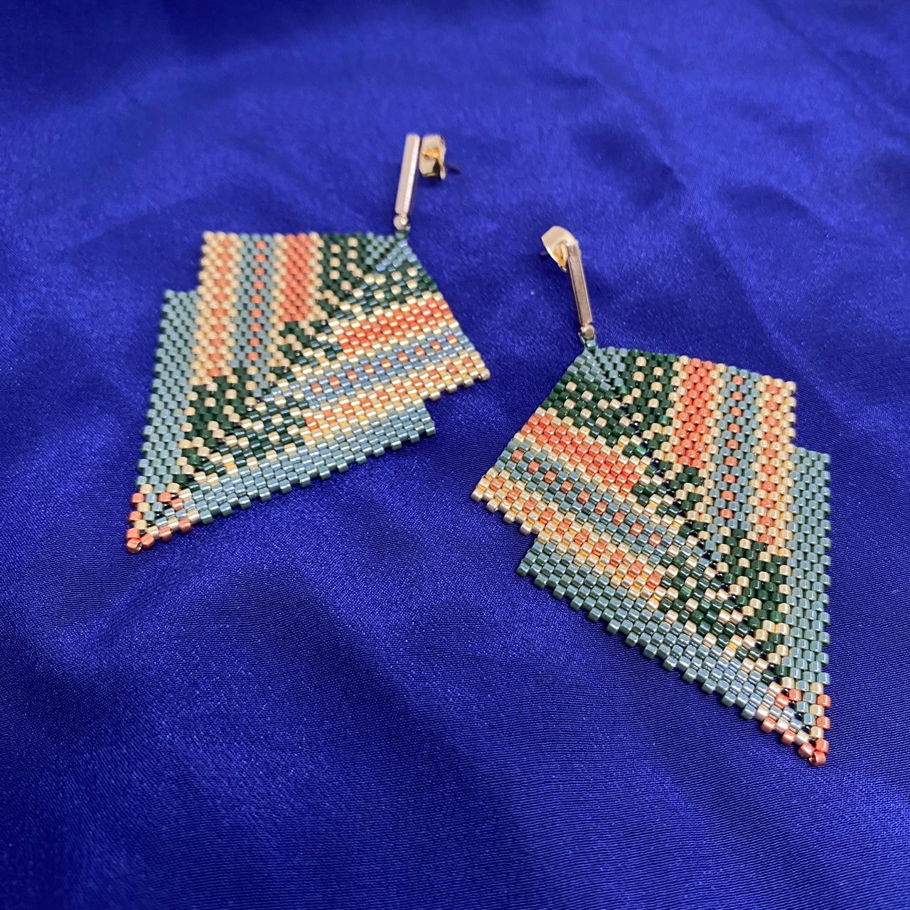 Aretes Penacho Mediano Verde Claro, Verde Olivo, Cobre y Dorado