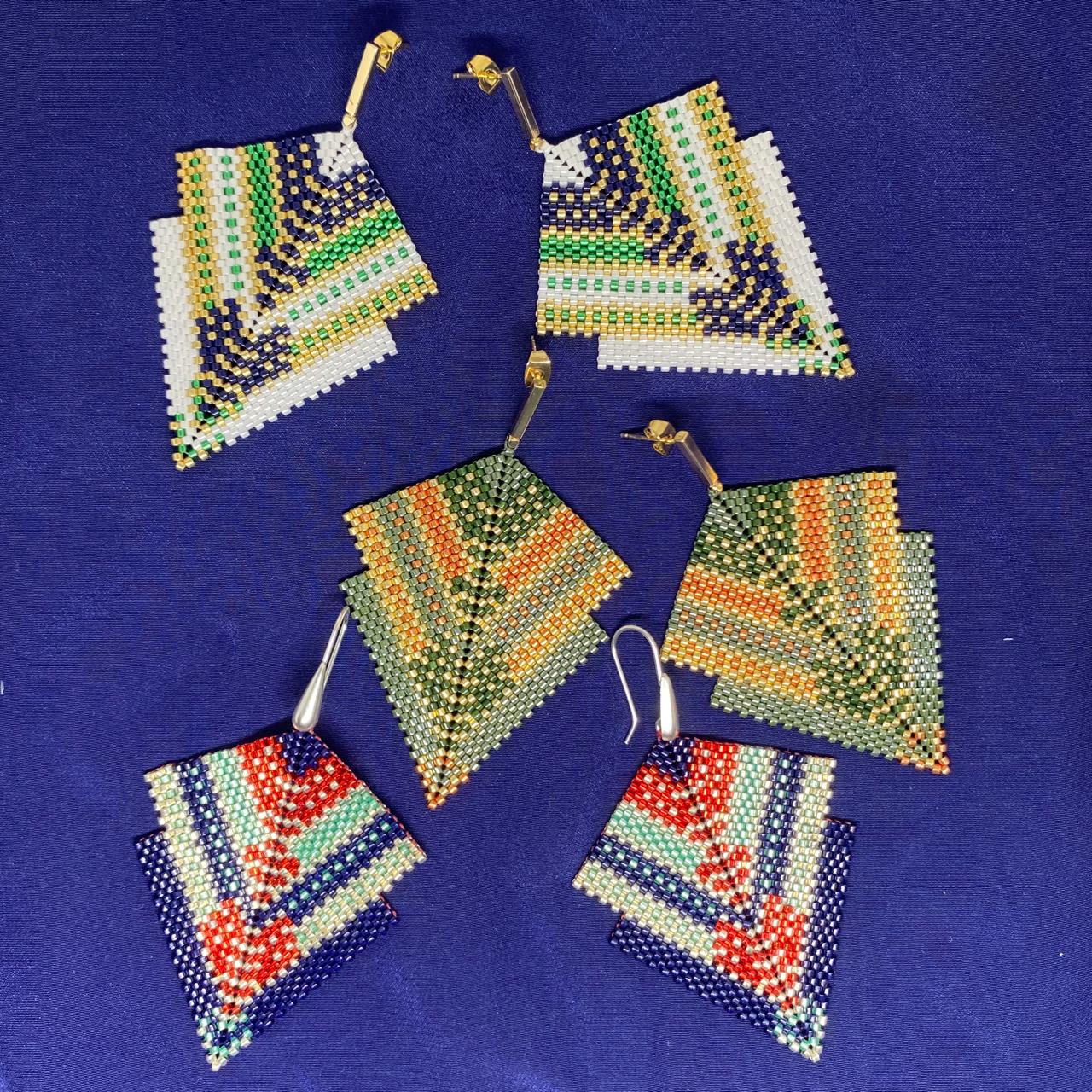 Aretes Penacho Mediano Verde Claro, Verde Olivo, Cobre y Dorado