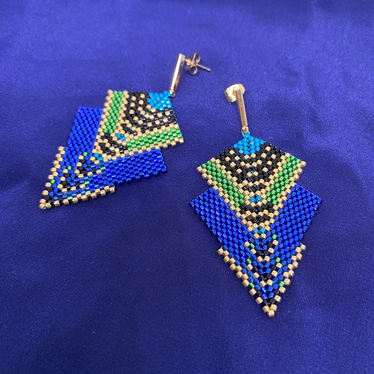 Aretes Penacho Chico Azul, Negro, Azul Eléctrico, Verde Limón y Dorado
