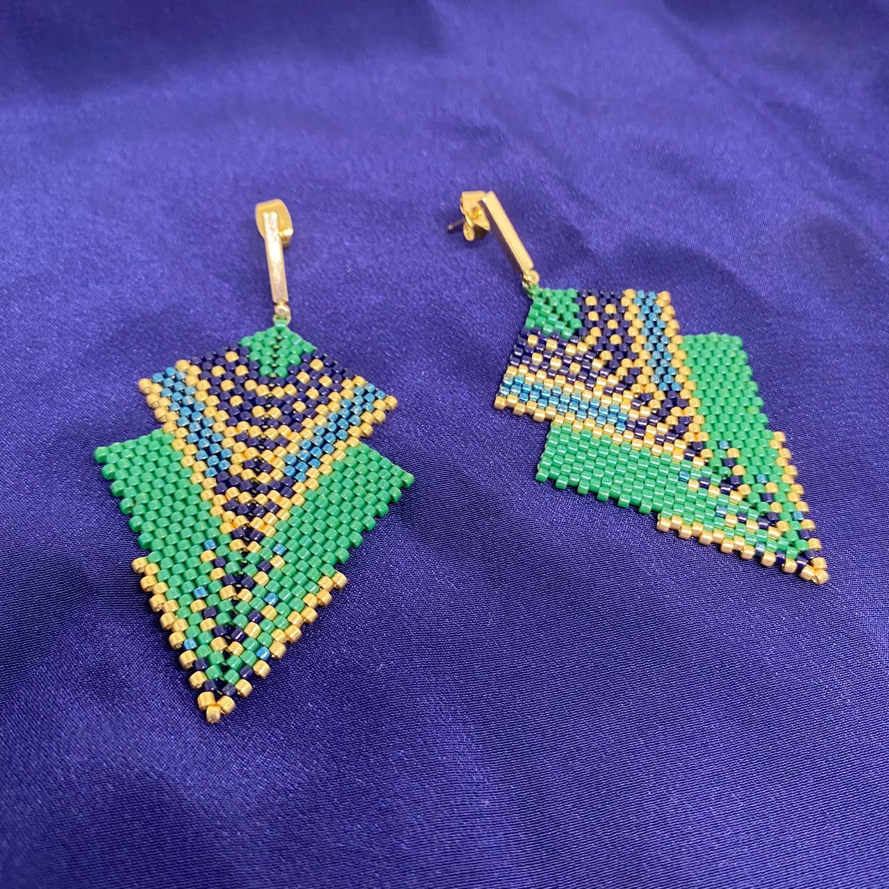 Aretes Penacho Chico Verde Esmeralda, Azul Marino, Azul Eléctrico y Dorado