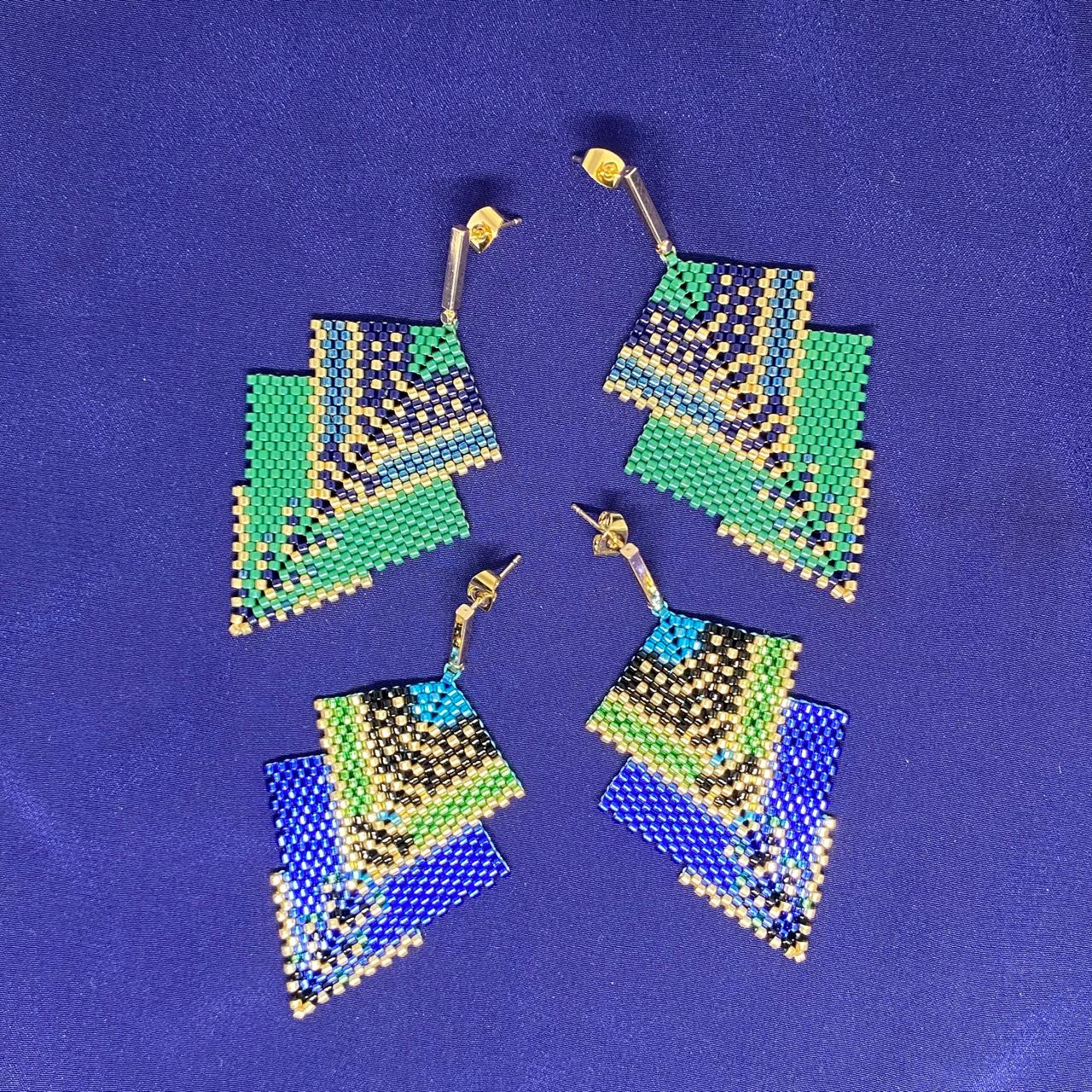 Aretes Penacho Chico Azul, Negro, Azul Eléctrico, Verde Limón y Dorado