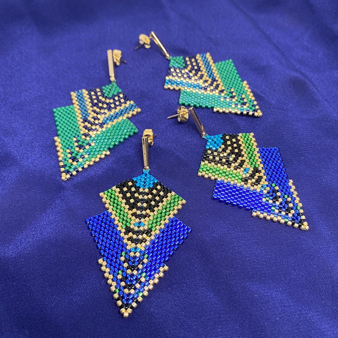 Aretes Penacho Chico Azul, Negro, Azul Eléctrico, Verde Limón y Dorado