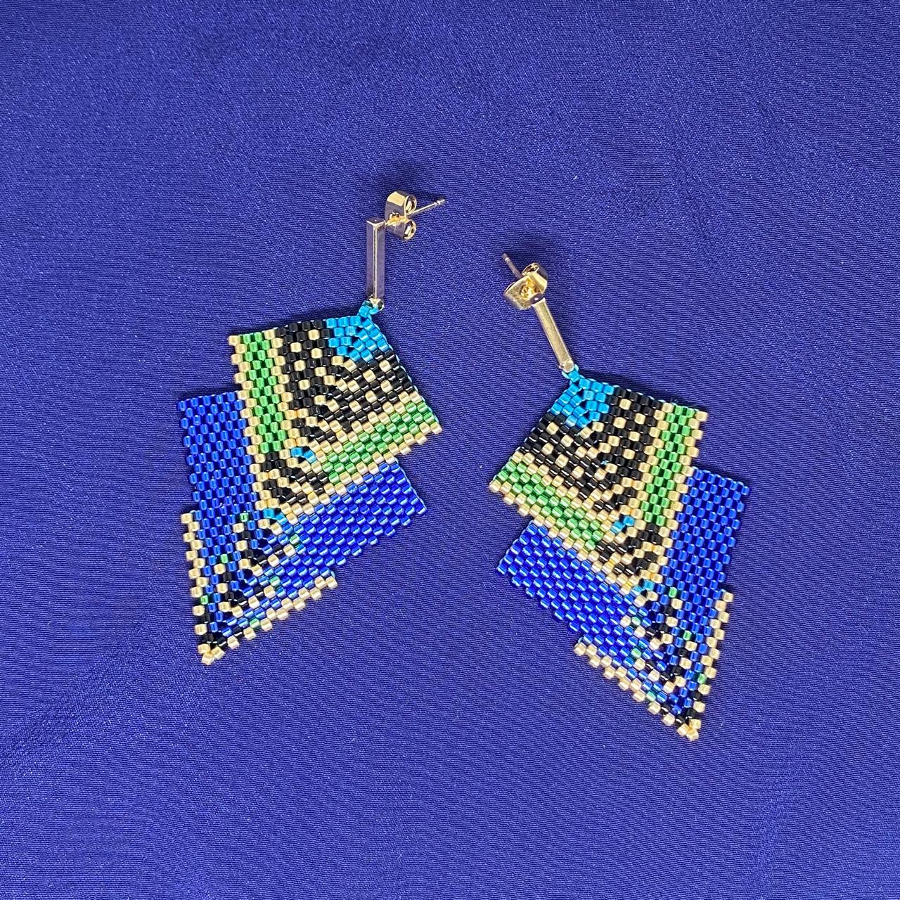 Aretes Penacho Chico Azul, Negro, Azul Eléctrico, Verde Limón y Dorado