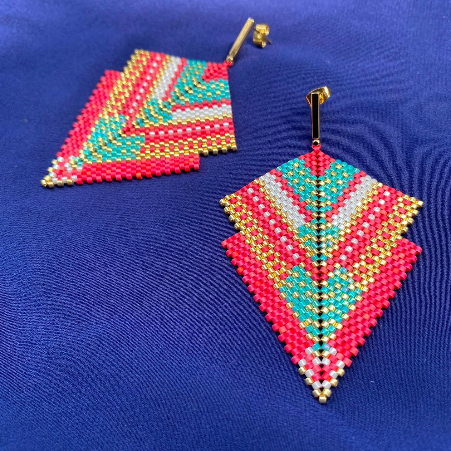 Aretes Penacho Mediano Rosa Mexicano, Azul Turquesa, Blanco y Dorado